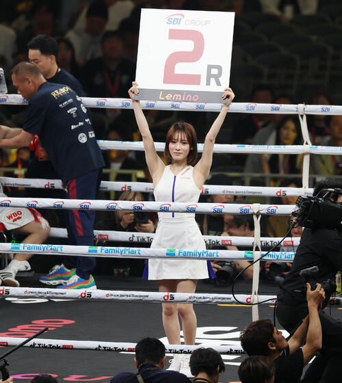 リングを彩るラウンドガール（撮影・宮地輝）