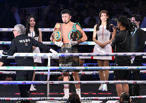 東洋太平洋、WBOアジア・パシフィック・スーパーミドル級タイトルマッチ　ユン・ドクノに判定勝ちし新王者となり2本のベルトを肩にかける森脇唯人（撮影・滝沢徹郎）