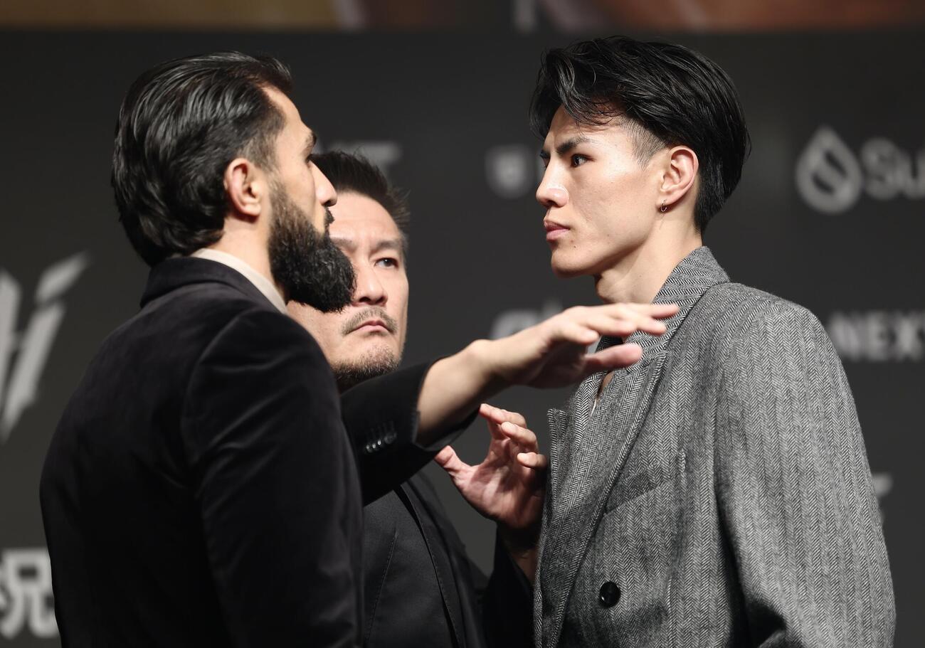 「ONE SAMURAI 1　プレスカンファレンス＆オープンワークアウト」マラット・グレゴリアン（左）とフェイスオフする海人（2026年4月24日）