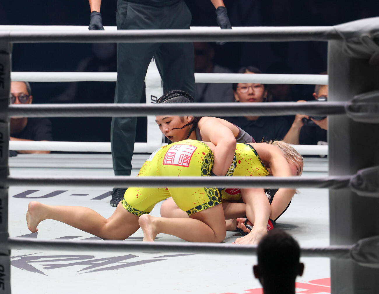 ONE SAMURAI　アトム級総合格闘技　　1回、三浦彩佳（手前）を攻める沢田千優（撮影・増田悦実）