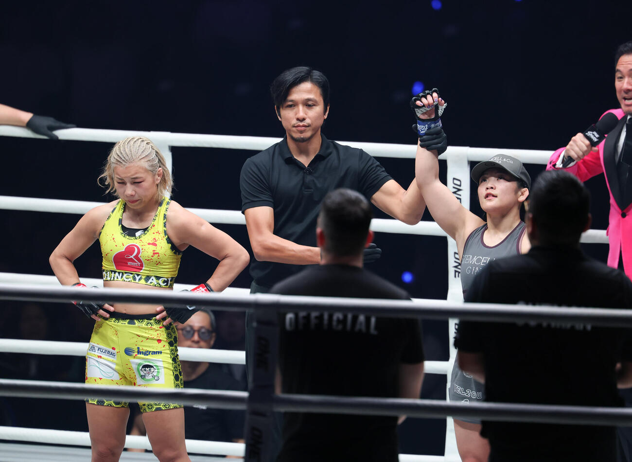 ONE SAMURAI　アトム級総合格闘技　沢田千優（右）に敗れガッカリとする三浦彩佳（撮影・増田悦実）