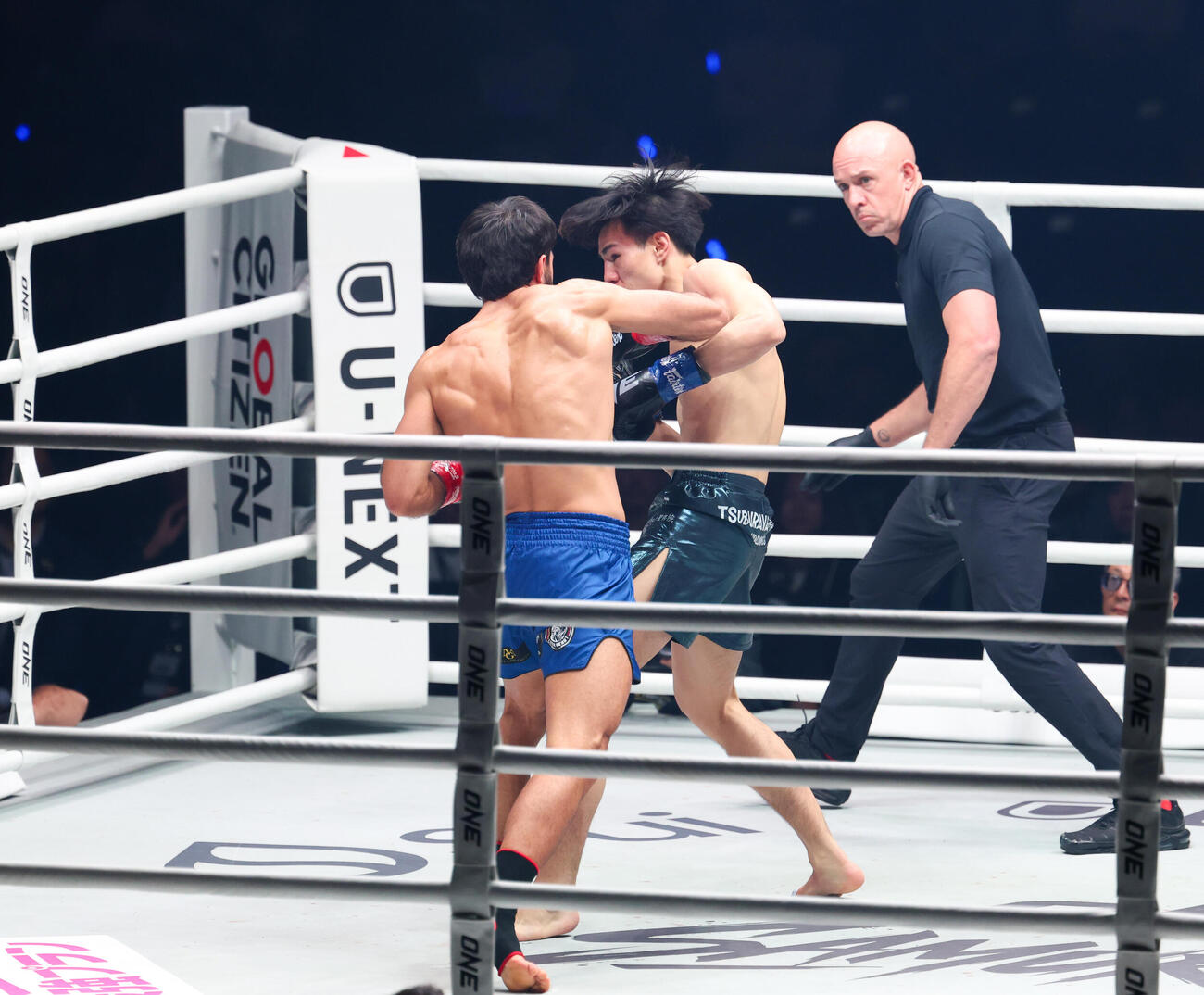 ONE SAMURAI　フェザー級キックボクシング　　1回、海人（奥）を攻めるマラット・グレゴリアン（撮影・増田悦実）