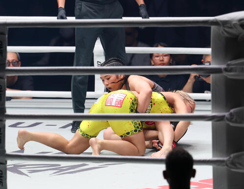 ONE SAMURAI　アトム級総合格闘技　　1回、三浦彩佳（手前）を攻める沢田千優（撮影・増田悦実）