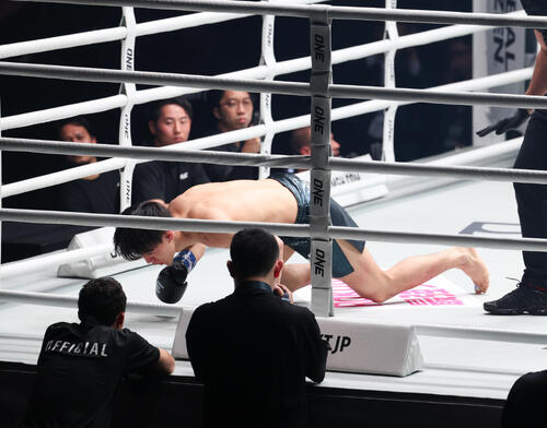 ONE SAMURAI　フェザー級キックボクシング　　1回、マラット・グレゴリアンにKOをくらう海人（撮影・増田悦実）