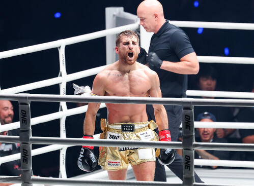 ONE SAMURAI　バンタム級キックボクシング世界タイトルマッチ　5回を終え声を上げるジョナサン・ハガティー（撮影・増田悦実）