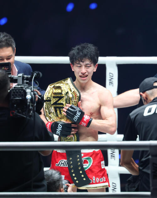 ONE SAMURAI　アトム級ムエタイ世界タイトルマッチ　　判定勝ちし笑顔を見せる吉成名高（撮影・増田悦実）