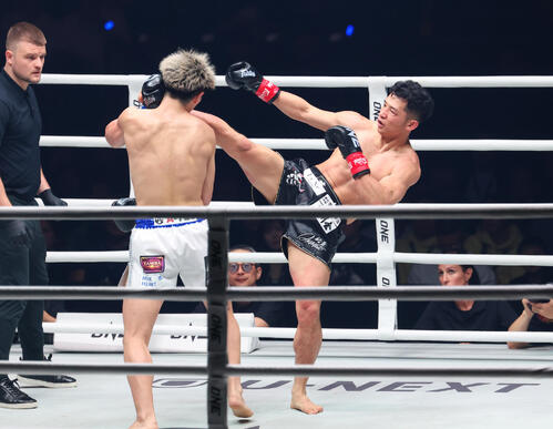 ONE SAMURAI　3回、久井大夢（左）を攻める秋元皓貴（撮影・増田悦実）