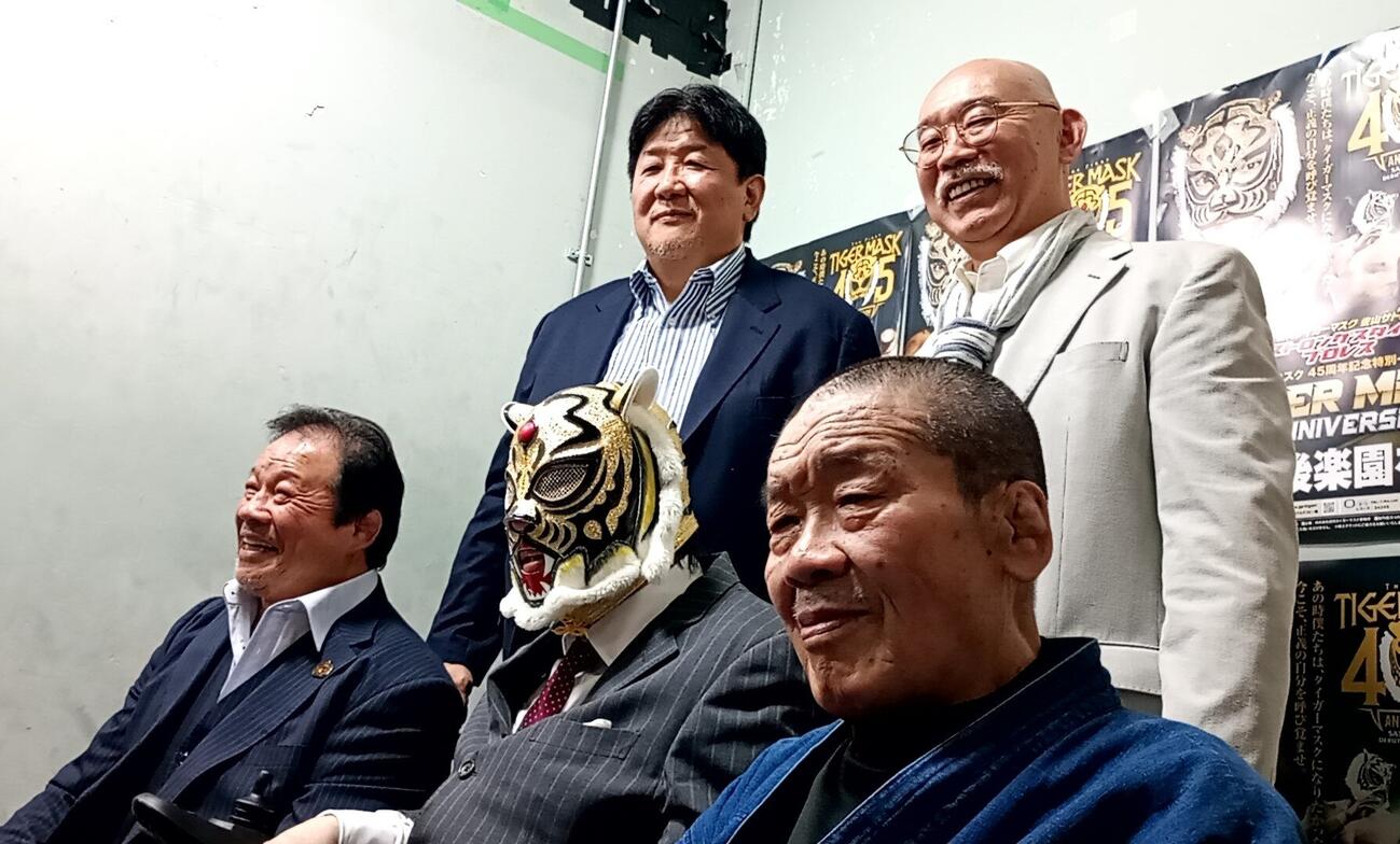初代タイガーマスク45周年記念イベントに参加した（前列左から）藤波辰爾、佐山聡、藤原喜明、（後列左から）前田日明、山崎一夫