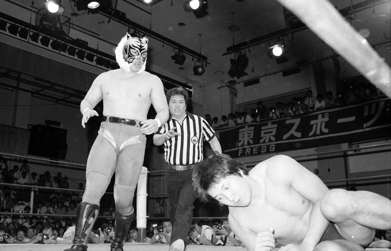 UWF後楽園大会　前田日明（手前）にキックの連打を浴びせダウンを奪うUWFのリングに「ザ・タイガー」としてデビューした佐山聡（1984年7月23日撮影）