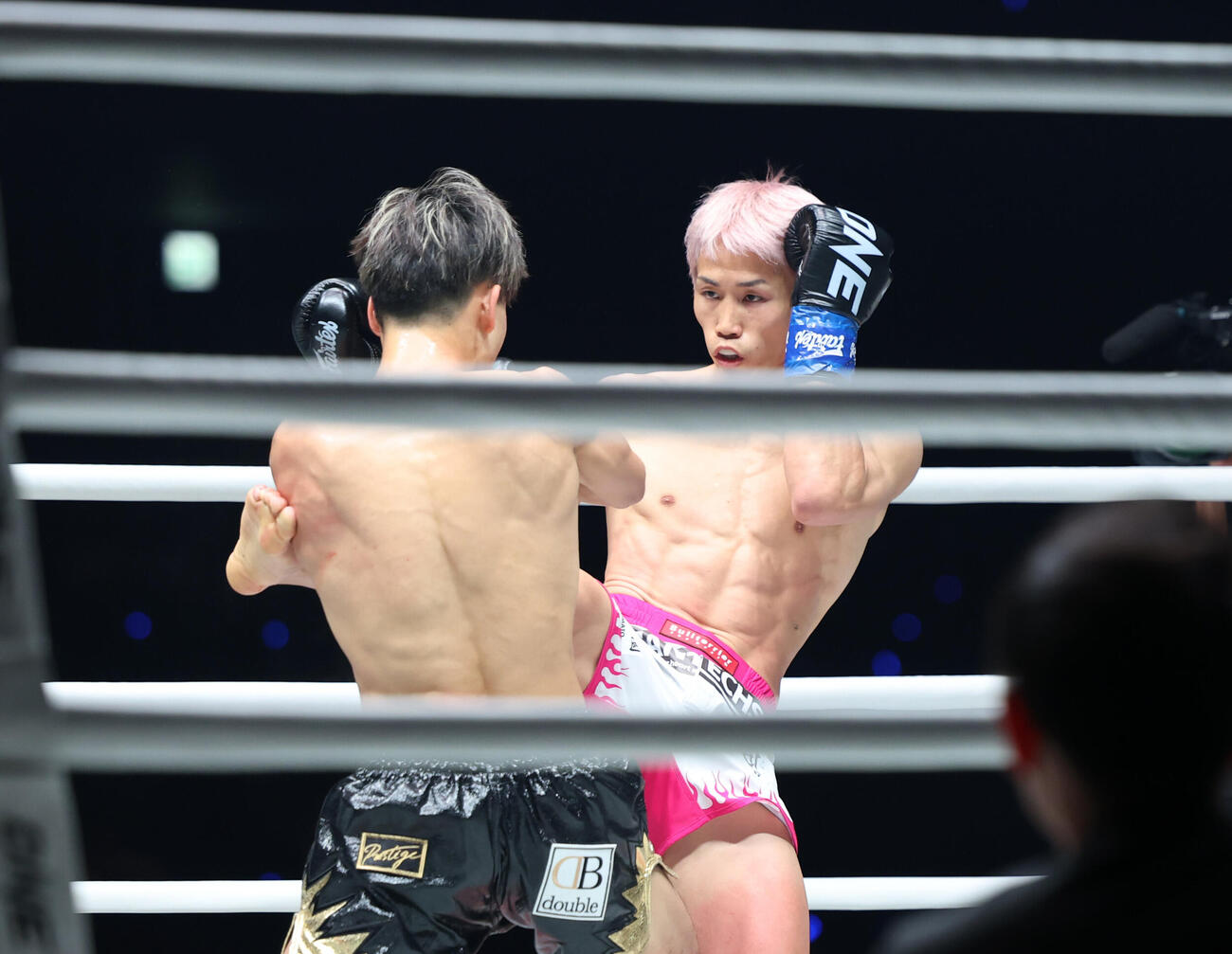 ONESAMURAI　フライ級キックボクシング　2回、陽勇（右左を攻める内藤大樹　（撮影・増田悦実）