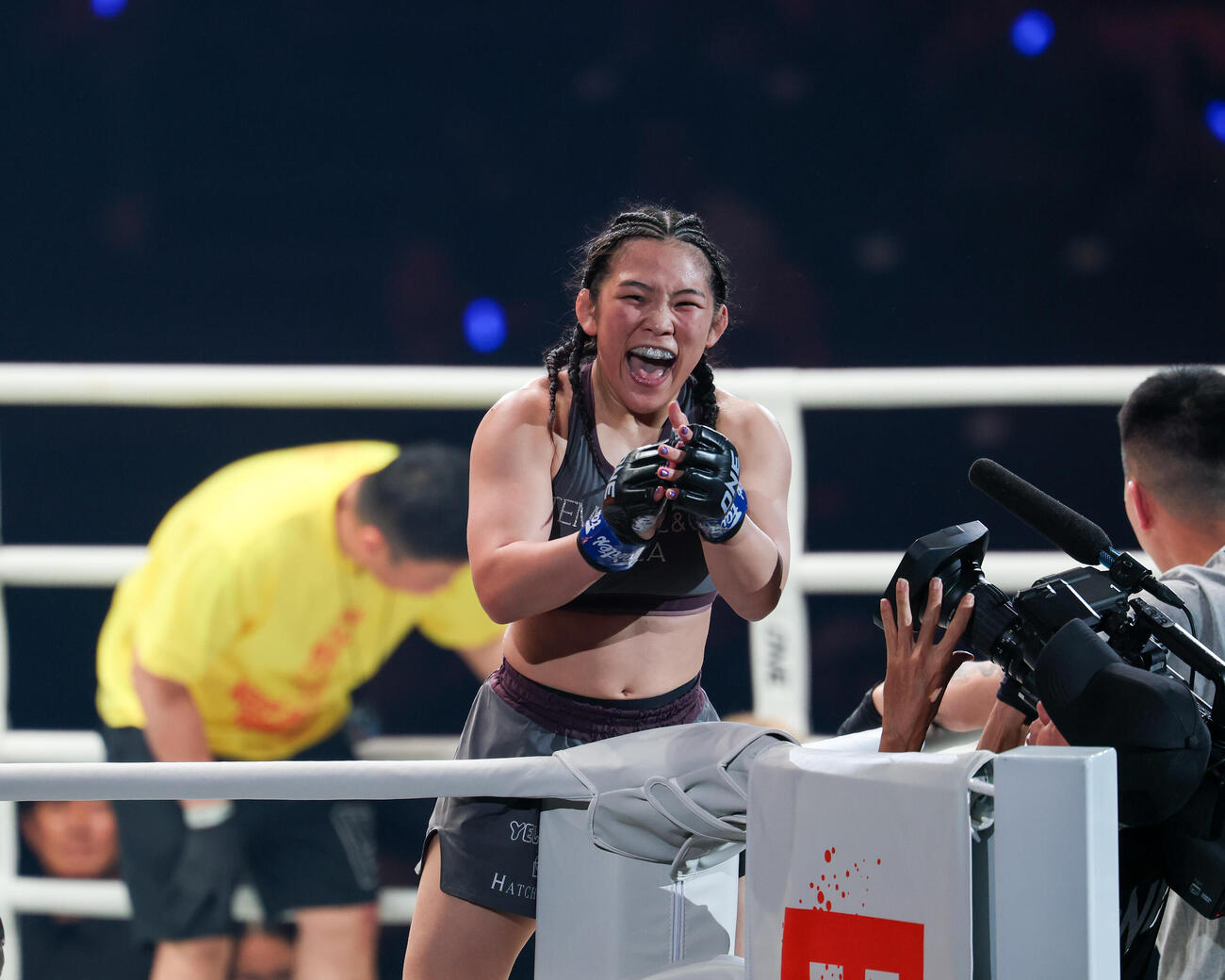 ONE SAMURAI　アトム級総合格闘技　三浦彩佳対沢田千優　勝利し喜ぶ沢田千優（撮影・増田悦実）