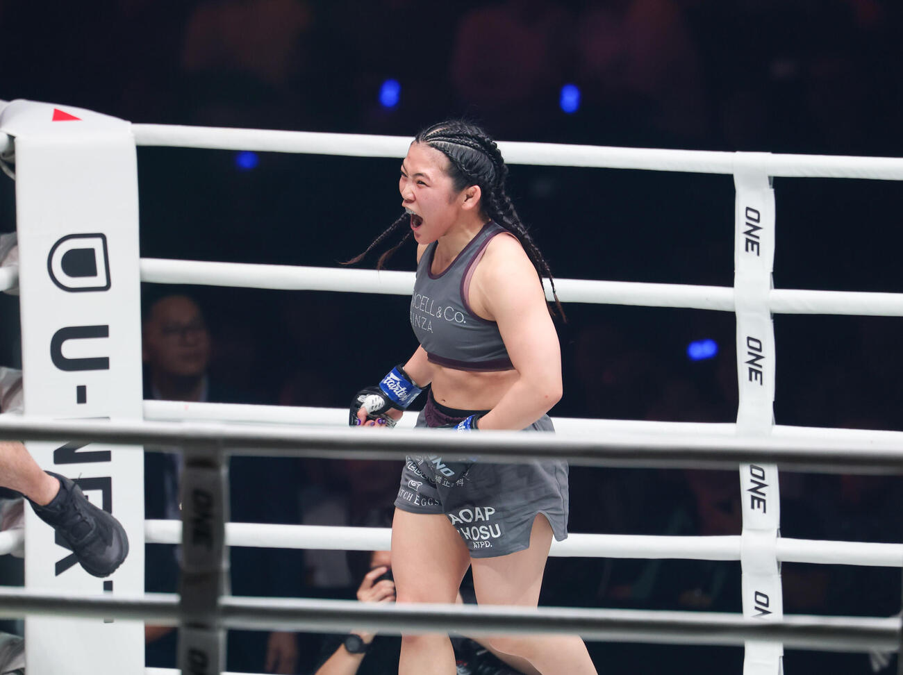 ONE SAMURAI　アトム級総合格闘技　勝利し声を上げる沢田千優（撮影・増田悦実）
