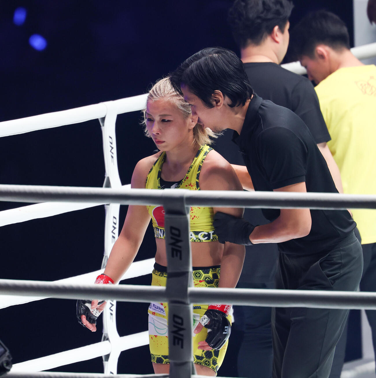 ONE SAMURAI　アトム級総合格闘技　三浦彩佳対沢田千優　沢田千優に敗れガッカリと引き揚げる三浦彩佳（撮影・増田悦実）＝2026年4月29日、有明アリーナ