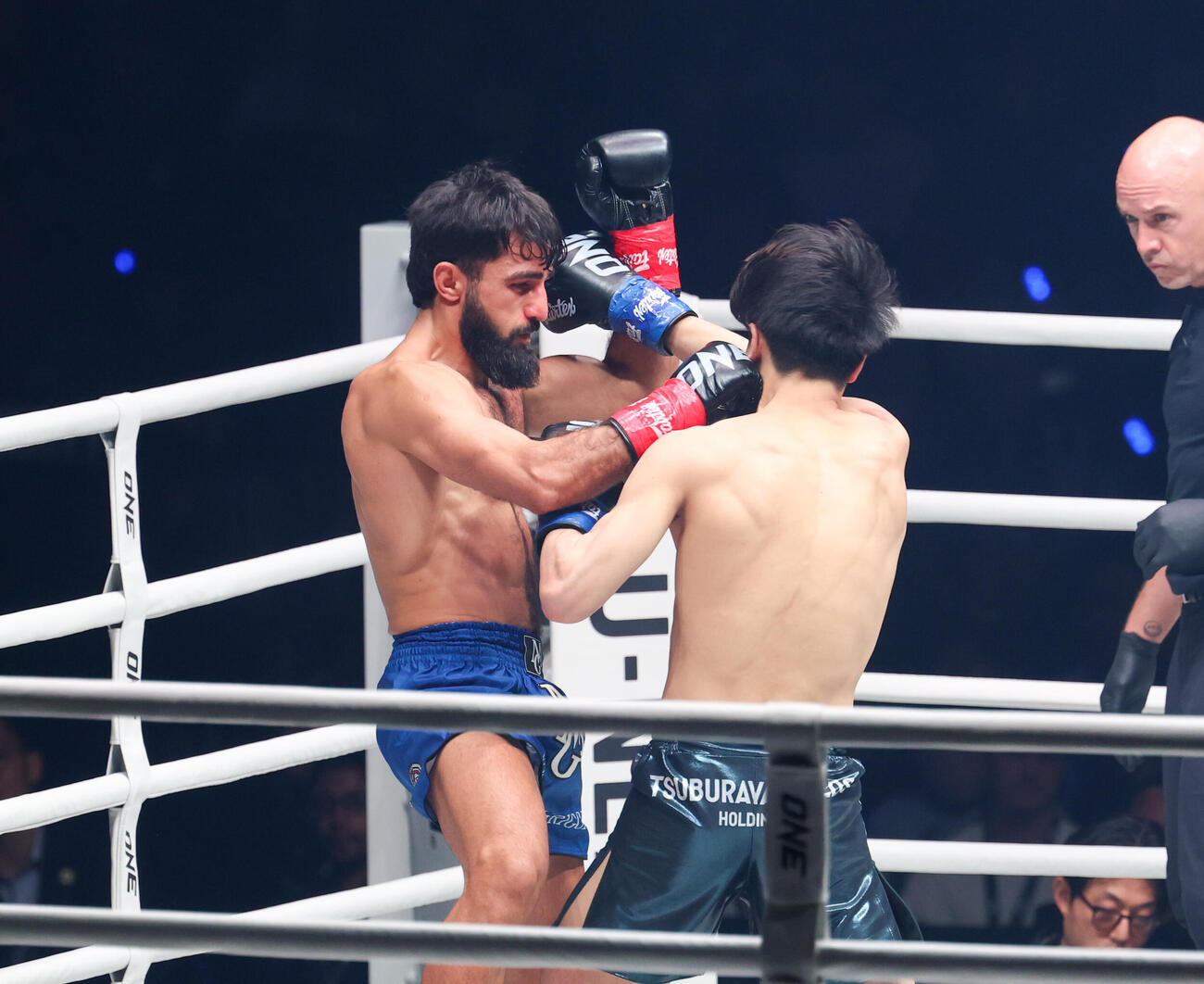 ONE SAMURAI　フェザー級キックボクシング　1回、海人（右）を攻めるマラット・グレゴリアン（撮影・増田悦実）