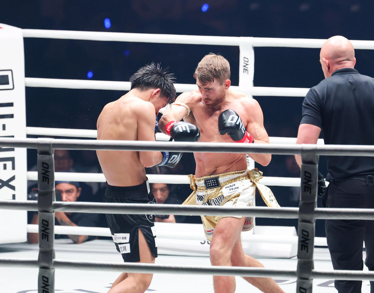 ONE SAMURAI　バンタム級キックボクシング世界タイトルマッチ　3回、与座優貴（左）を攻めるジョナサン・ハガティー（撮影・増田悦実）