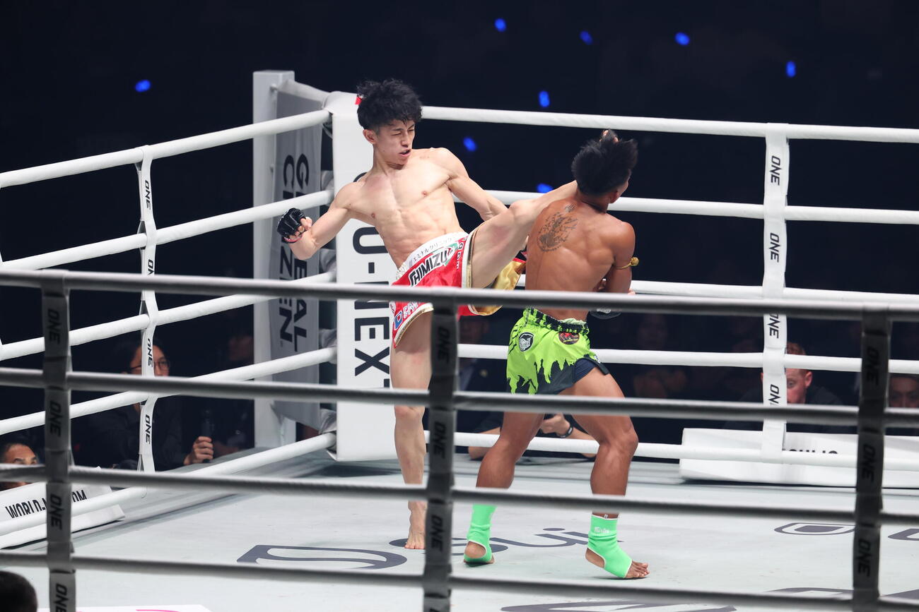 ONE SAMURAI　アトム級ムエタイ世界タイトルマッチ　1回、ソンチャイノーイ・ゲッソンリット（右）を攻める吉成名高（撮影・増田悦実）