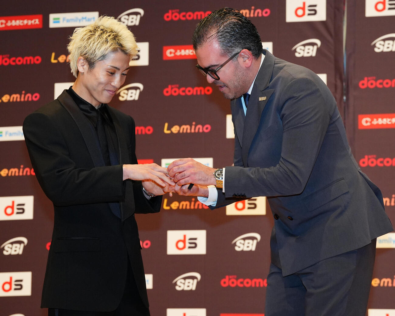 グスタボ・オリビエリWBO会長（右）からWBOチャンピオンリングを贈呈される4団体統一スーパーバンタム級王者の井上尚弥（撮影・鈴木みどり）