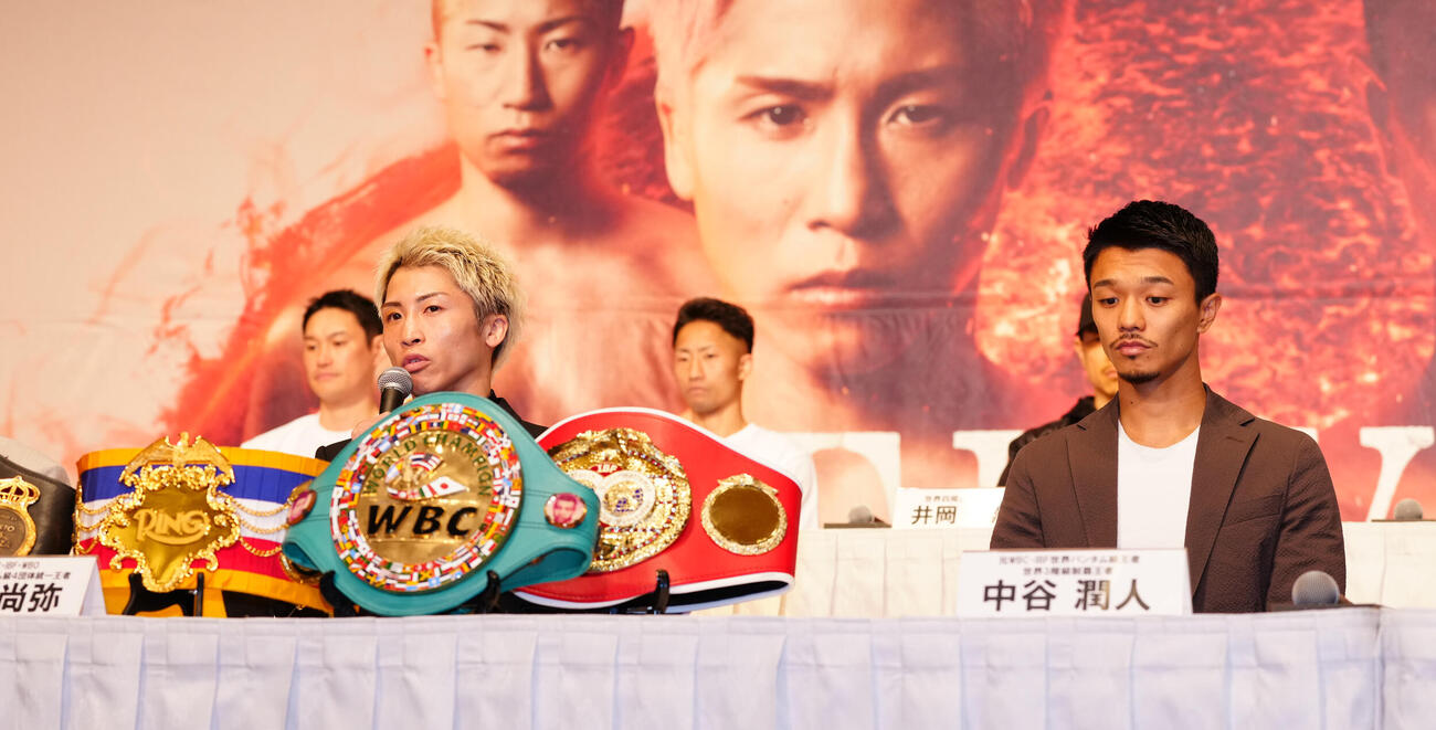 会見に臨む4団体統一スーパーバンタム級王者の井上尚弥（左）と挑戦者中谷潤人（撮影・鈴木みどり）