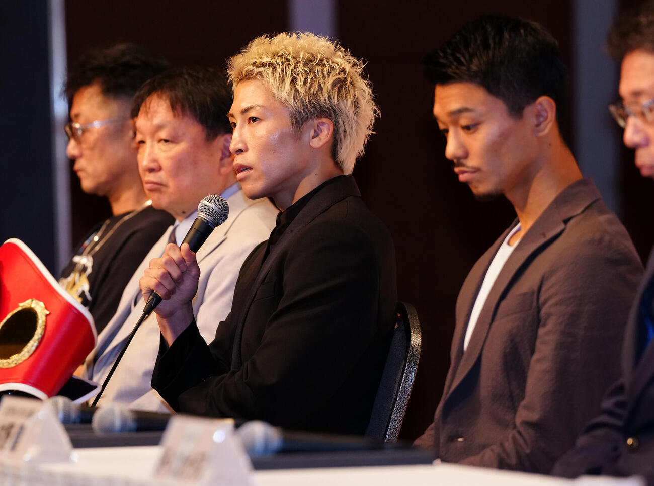 会見に臨む4団体統一スーパーバンタム級王者の井上尚弥。右は挑戦者中谷潤人（撮影・鈴木みどり）