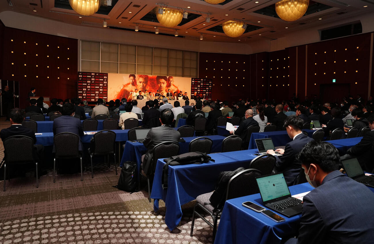 会見には多くの報道陣が駆けつけた（撮影・鈴木みどり）