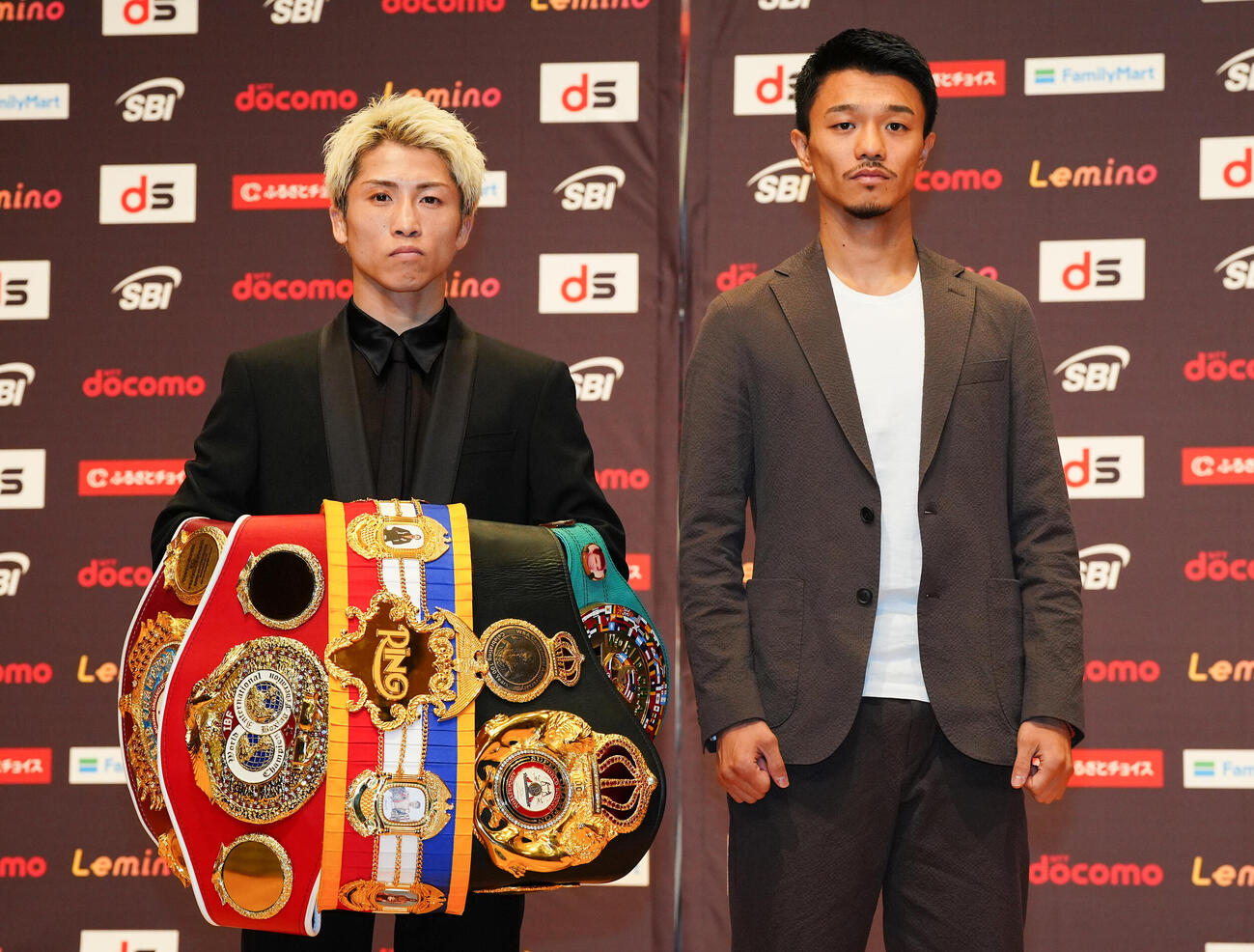 フォトセッションに臨む4団体統一スーパーバンタム級王者の井上尚弥（左）と挑戦者中谷潤人（撮影・鈴木みどり）