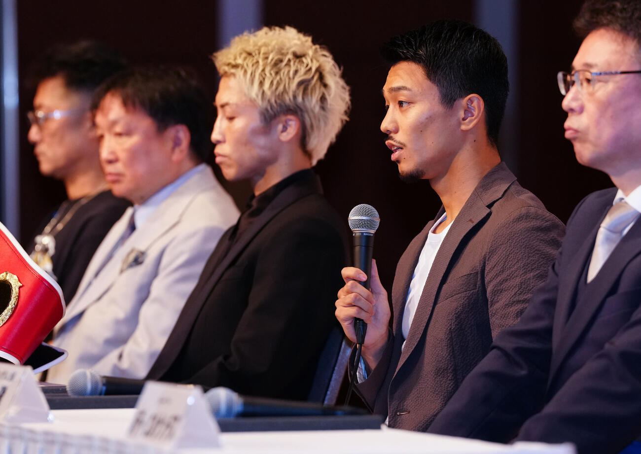 会見に臨む4団体統一スーパーバンタム級タイトルマッチ挑戦者の中谷潤人（左から4人目）。中央は王者井上尚弥（撮影・鈴木みどり）