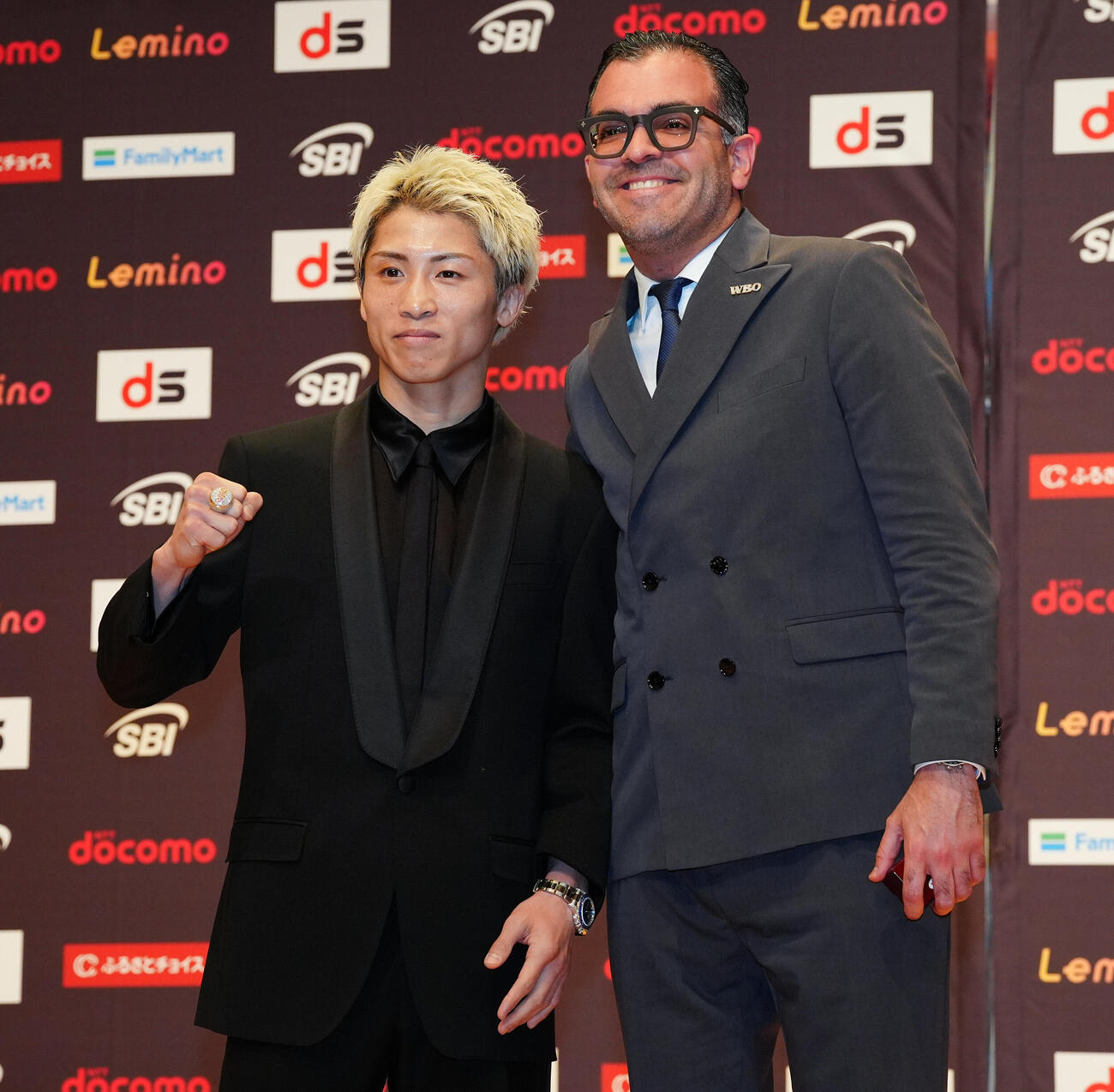 グスタボ・オリビエリWBO会長（右）からWBOチャンピオンリングを贈呈される4団体統一スーパーバンタム級王者の井上尚弥（撮影・鈴木みどり）