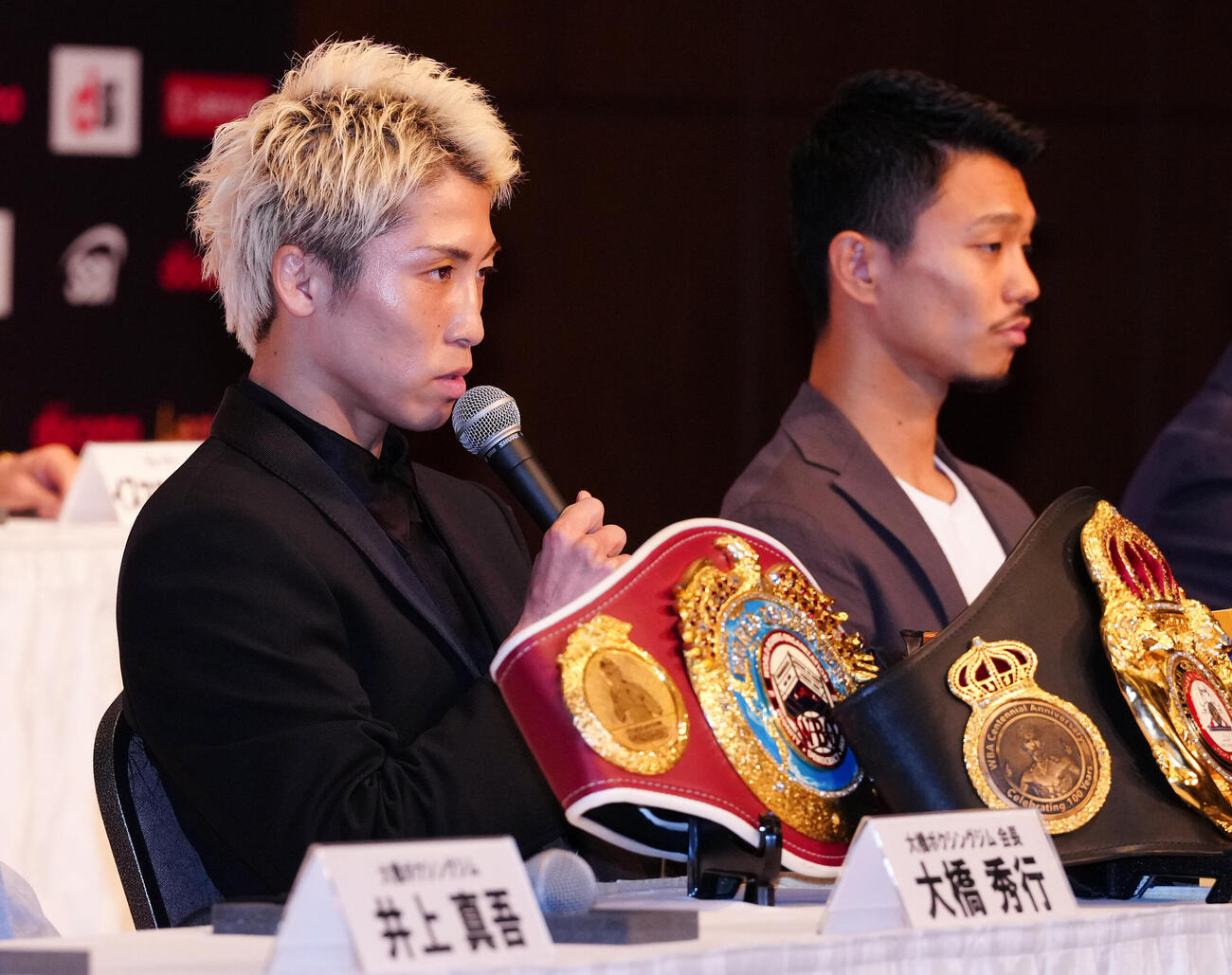 会見に臨む4団体統一スーパーバンタム級王者の井上尚弥。右は挑戦者中谷潤人（撮影・鈴木みどり）