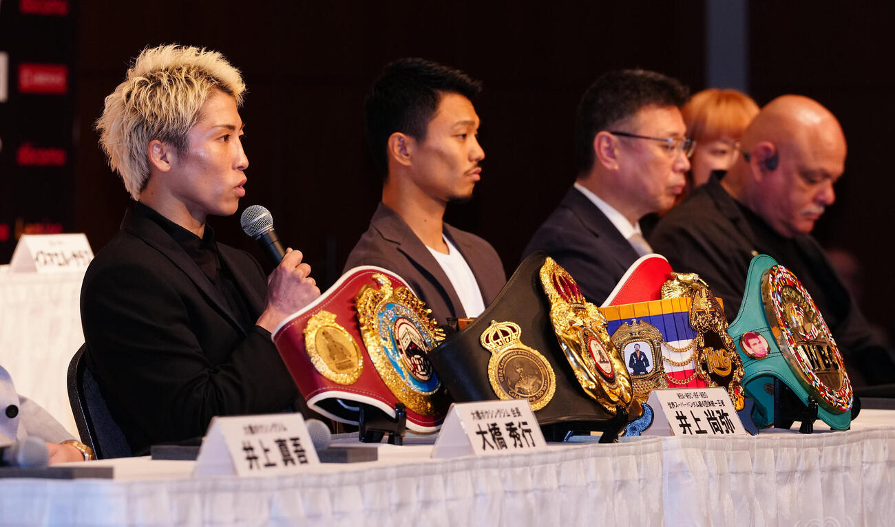 会見に臨む4団体統一スーパーバンタム級王者の井上尚弥（左）。左から2人目は挑戦者中谷潤人（撮影・鈴木みどり）