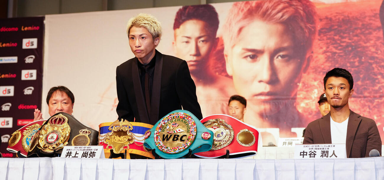 会見に臨む4団体統一スーパーバンタム級王者の井上尚弥。右は挑戦者中谷潤人、左は大橋ジム大橋秀行会長（撮影・鈴木みどり）