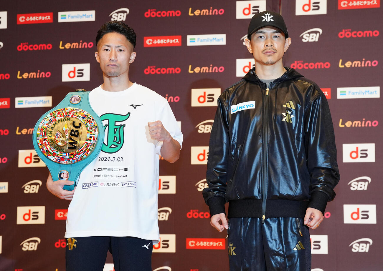 フォトセッションを行うWBC世界バンタム級王者の井上拓真（左）と挑戦者の井岡一翔（2026年4月撮影）