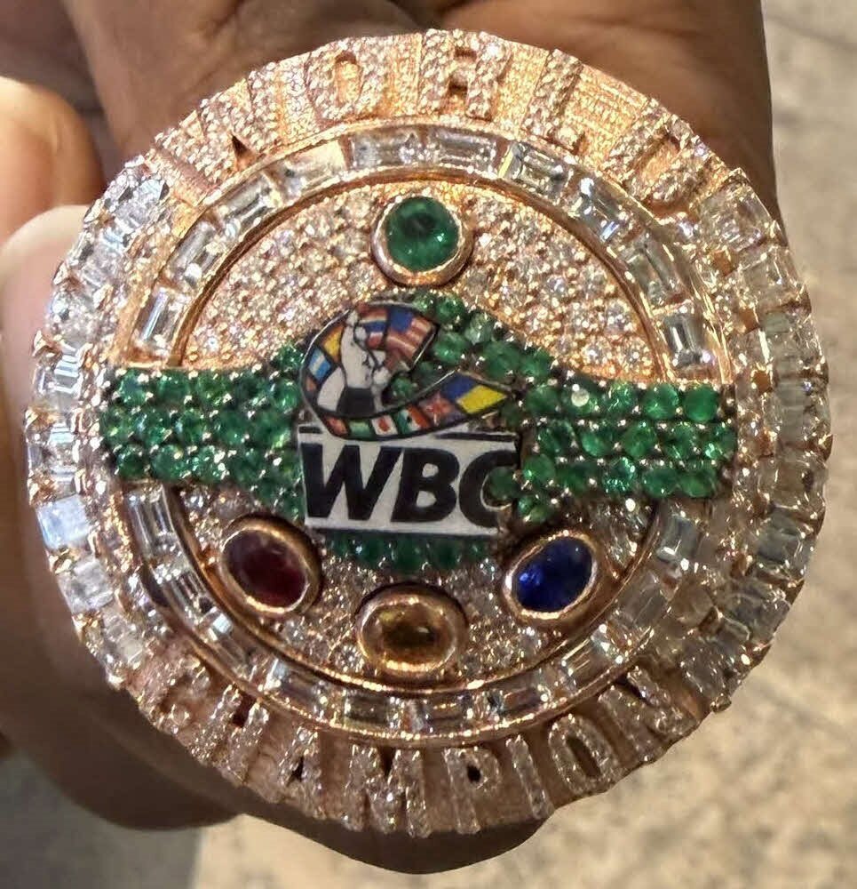 WBCクラウンシリーズ統一王座リング。宝石が散りばめられており、時価総額は1600万円相当