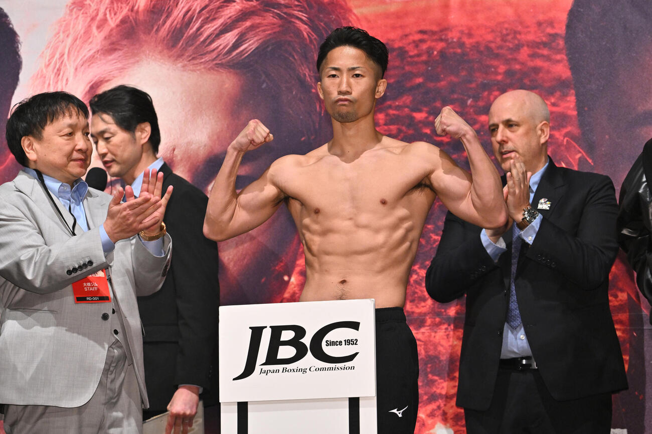 計量をクリアしポーズを決める井上拓真と見守る大橋秀行会長（左）（撮影・滝沢徹郎）