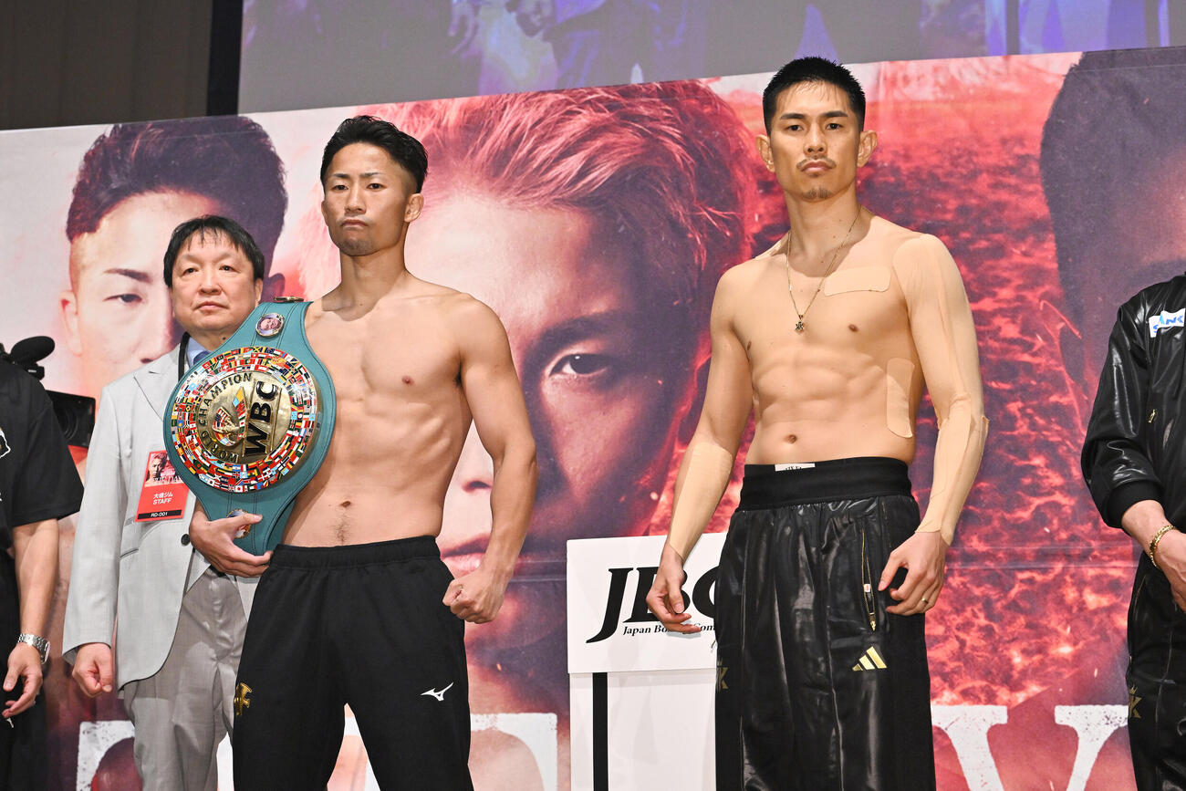 計量をクリアしポーズを決める井上拓真（左）と井岡一翔（撮影・滝沢徹郎）