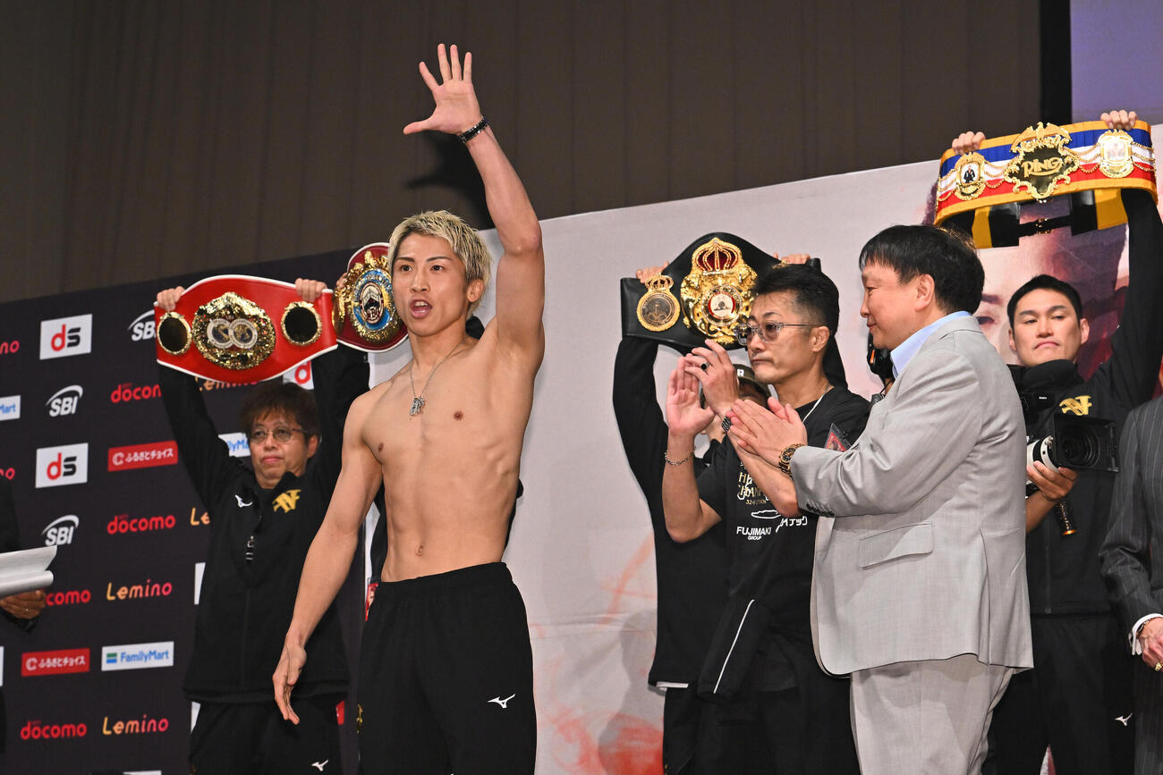 ファンにアピールし降壇する井上尚弥（撮影・滝沢徹郎）