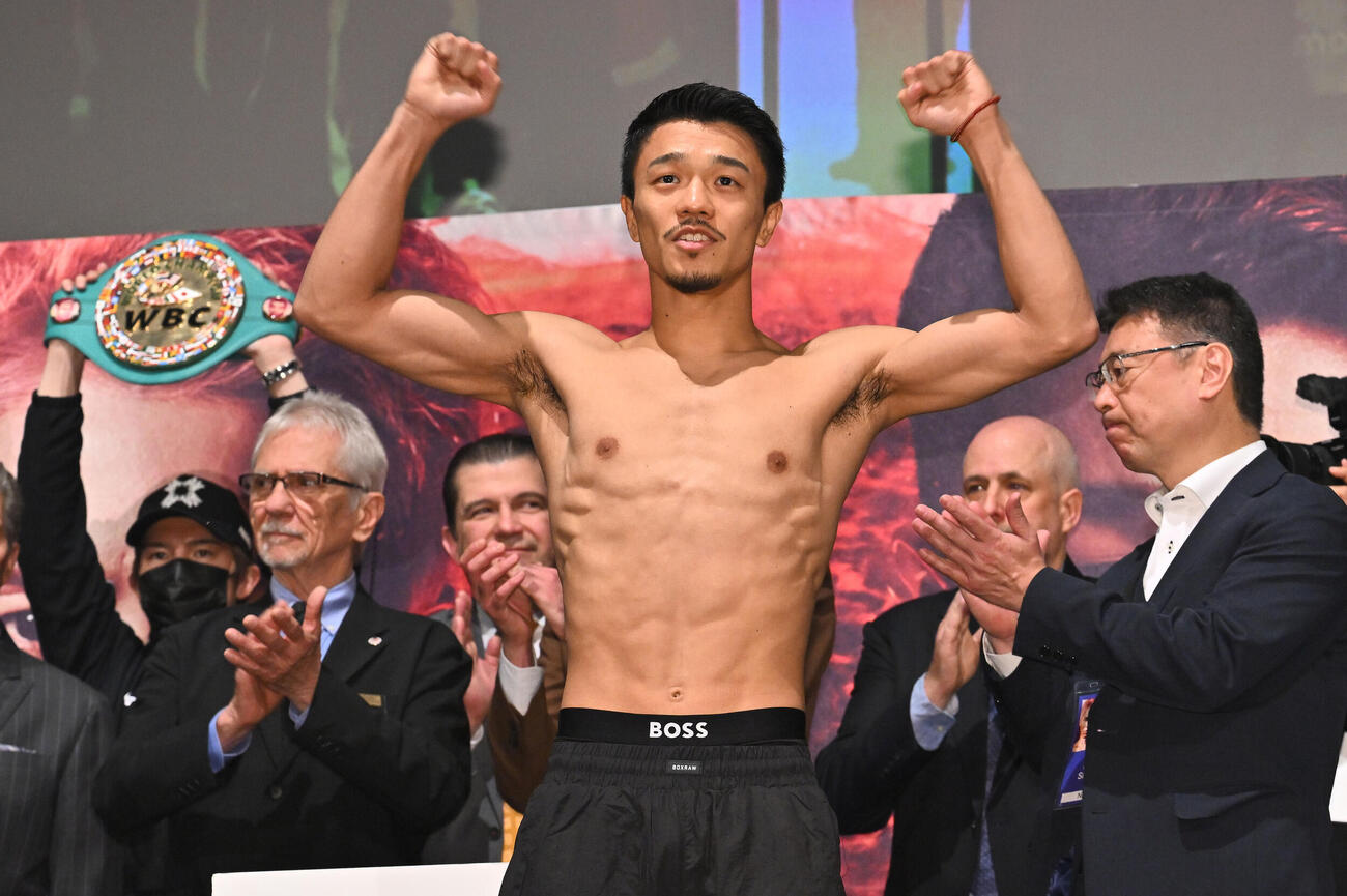 ファンにアピールし降壇する中谷潤人（撮影・滝沢徹郎）
