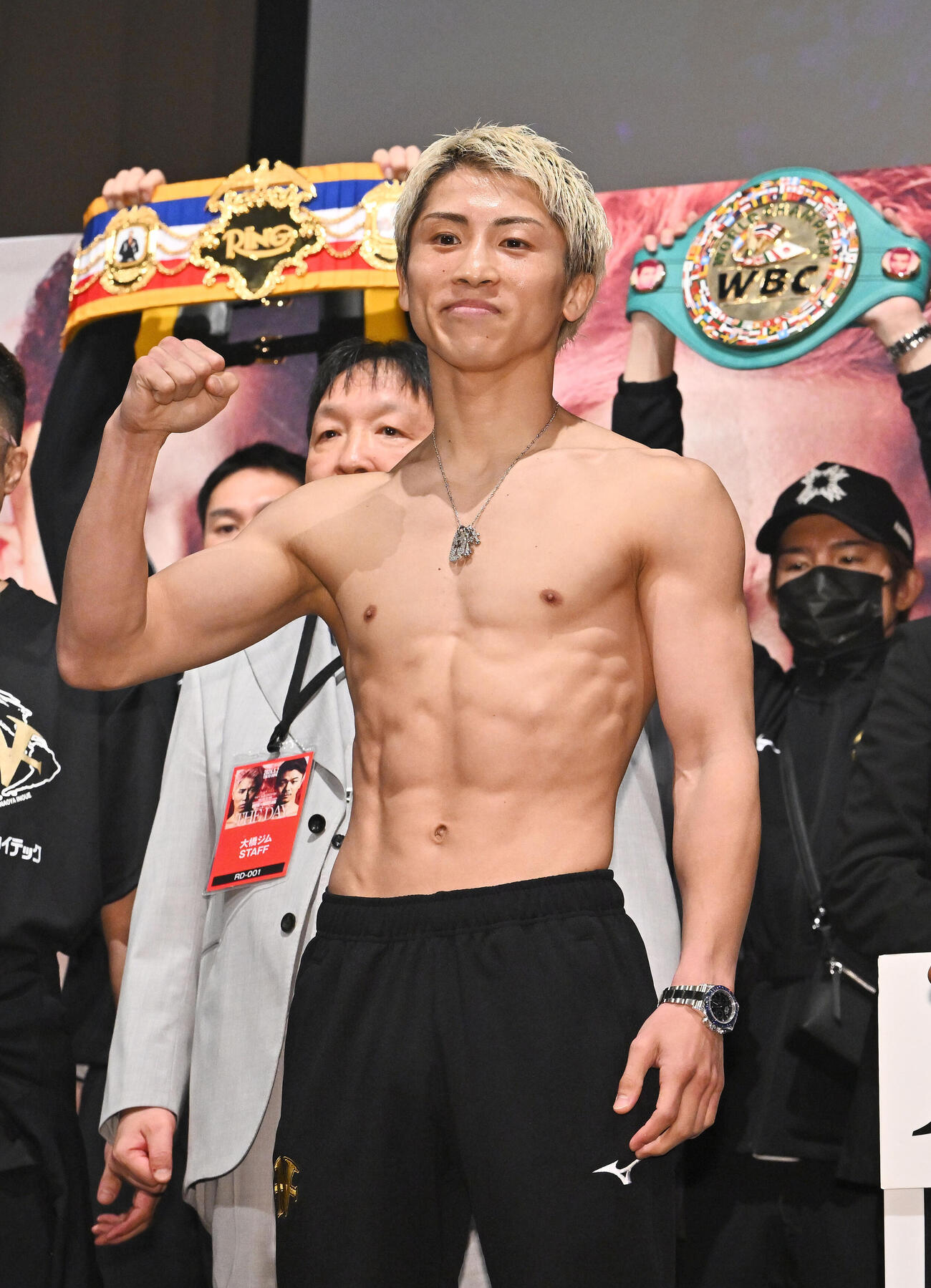 計量をクリアしポーズを決める井上尚弥（撮影・滝沢徹郎）
