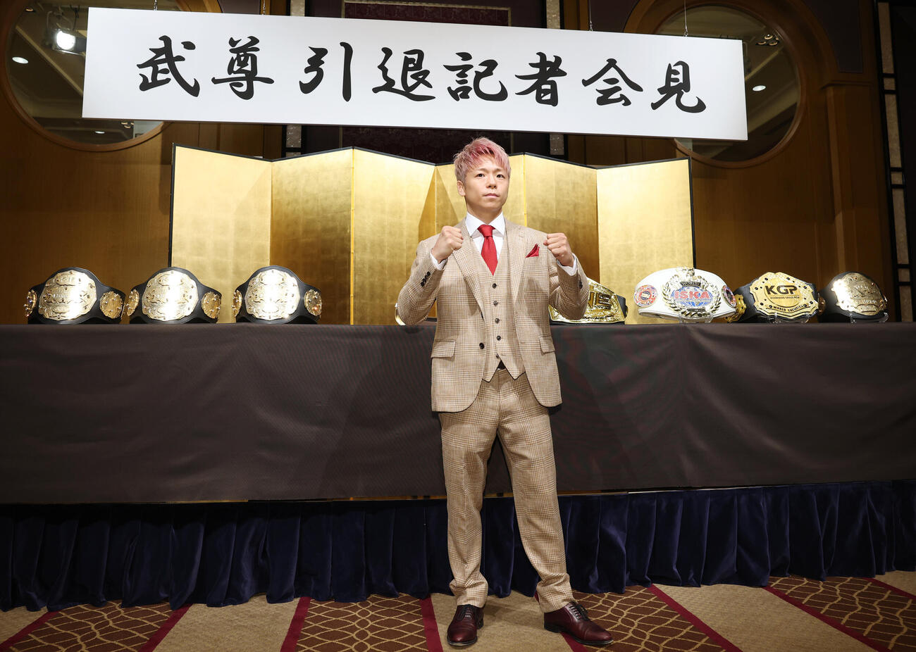 引退記者会見に臨む武尊（撮影・宮地輝）