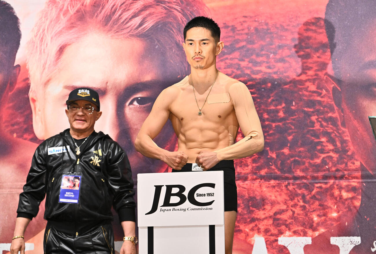 計量をクリアしポーズを決める井岡一翔（撮影・滝沢徹郎）