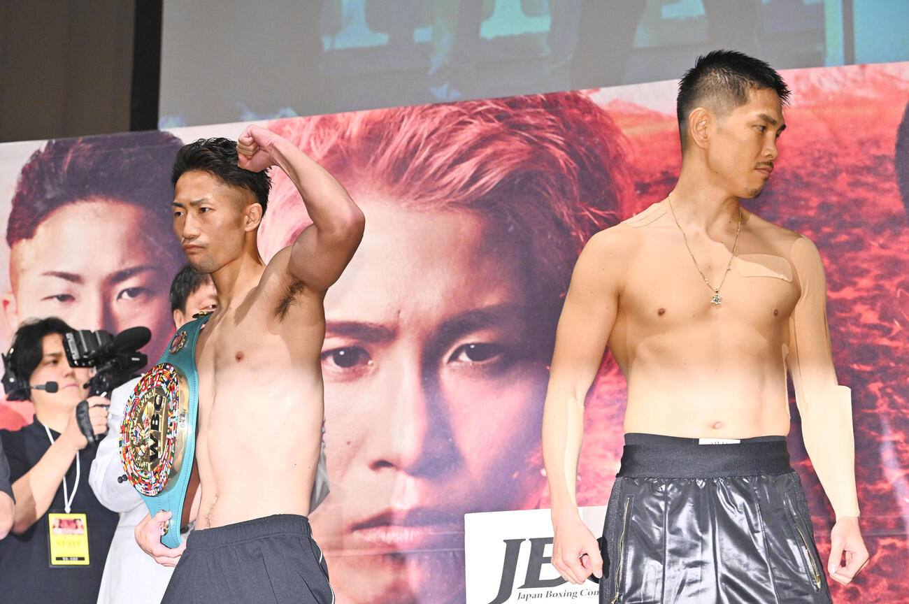 フェースオフを終え降壇する井上拓真（左）と井岡一翔（撮影・滝沢徹郎）