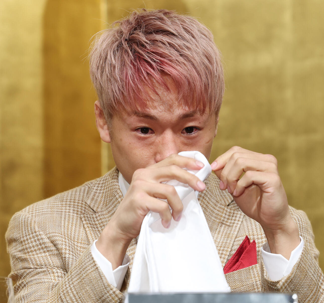 引退記者会見で妻への感謝を伝え涙を拭う武尊（撮影・宮地輝）