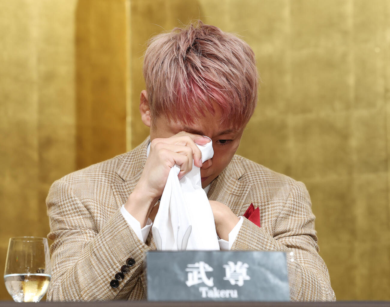 引退記者会見で妻への感謝を伝え涙をぬぐう武尊（撮影・宮地輝）
