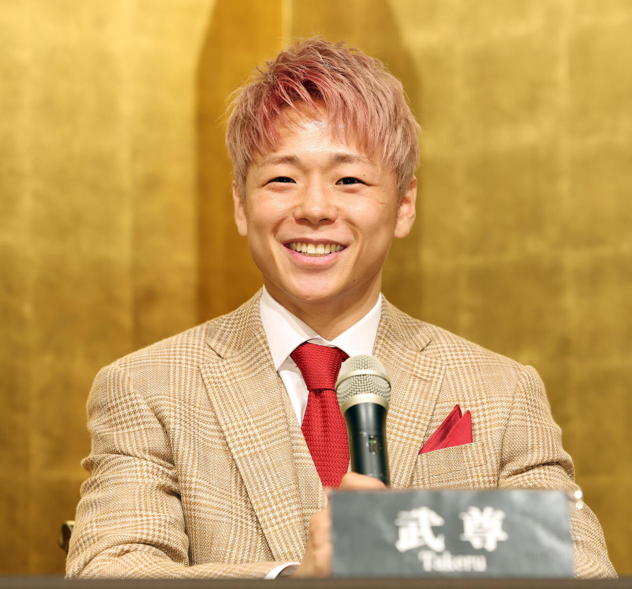 引退記者会見で笑顔を見せる武尊（撮影・宮地輝）