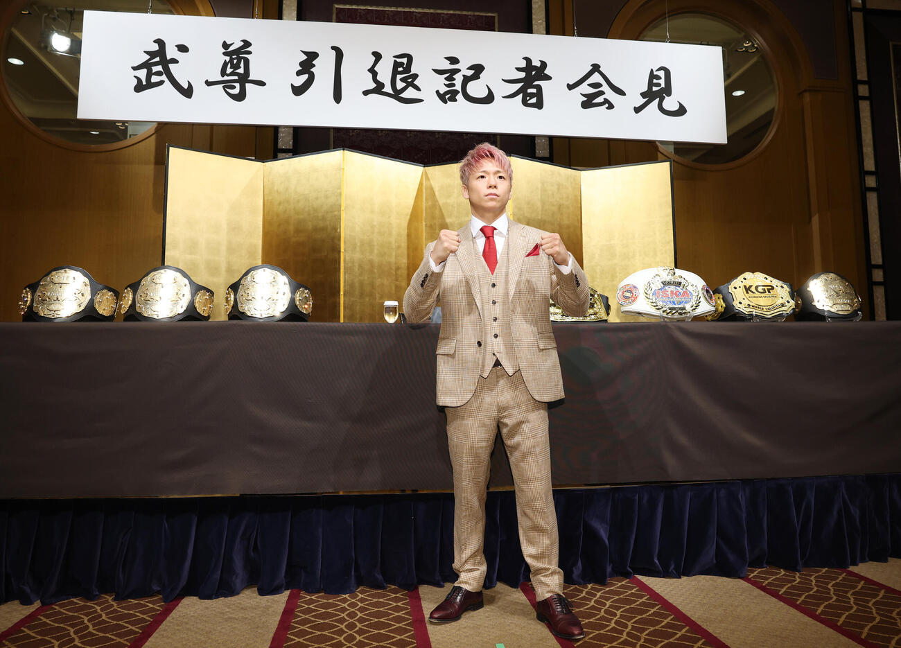 引退記者会見に臨む武尊（撮影・宮地輝）