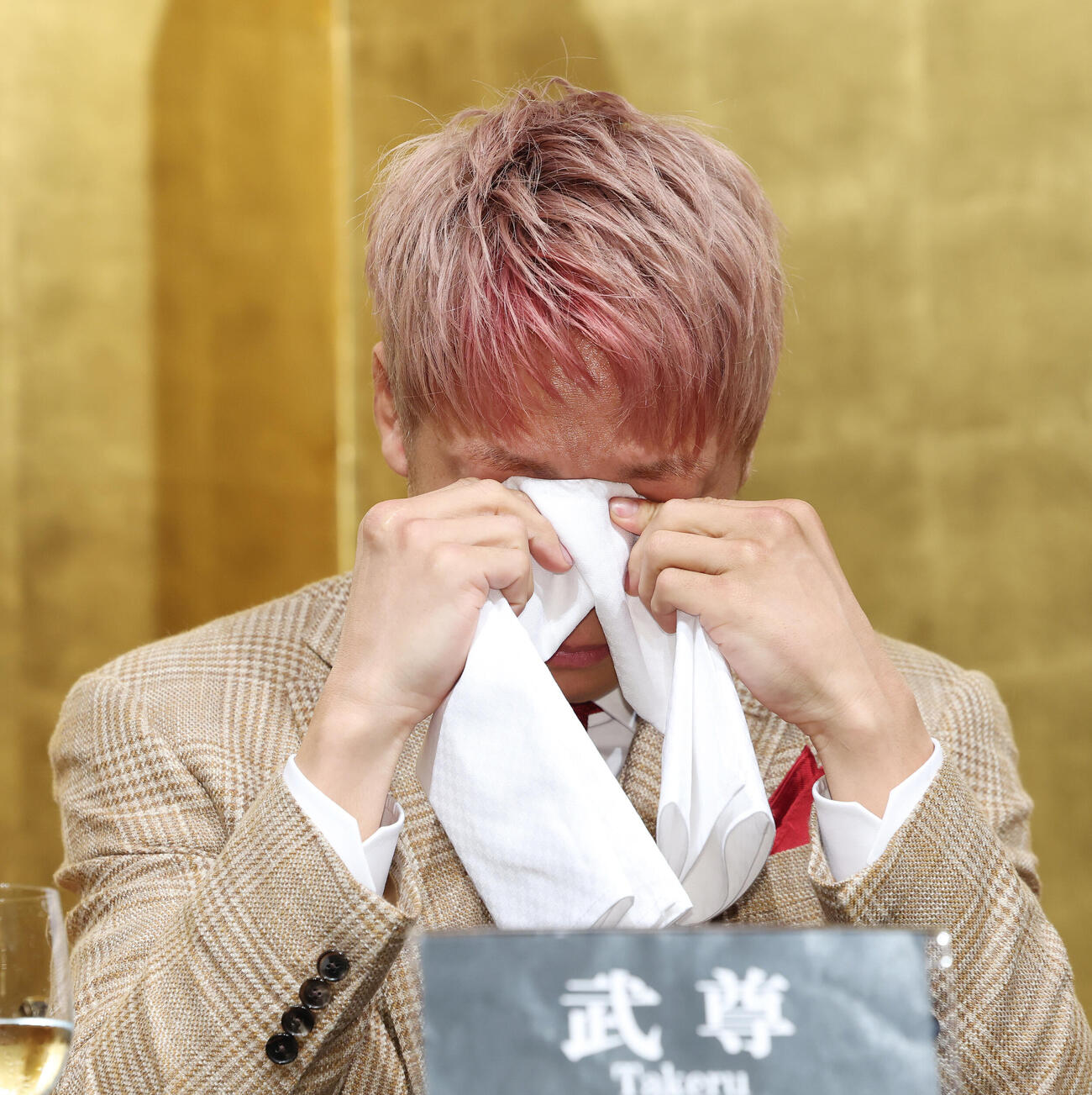 引退記者会見で妻への感謝を伝え涙を拭う武尊（撮影・宮地輝）