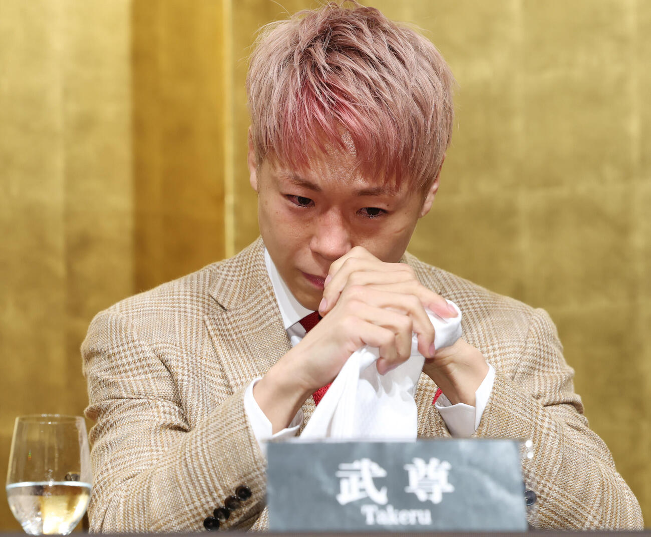 引退記者会見で妻への感謝を伝え涙を拭う武尊（撮影・宮地輝）