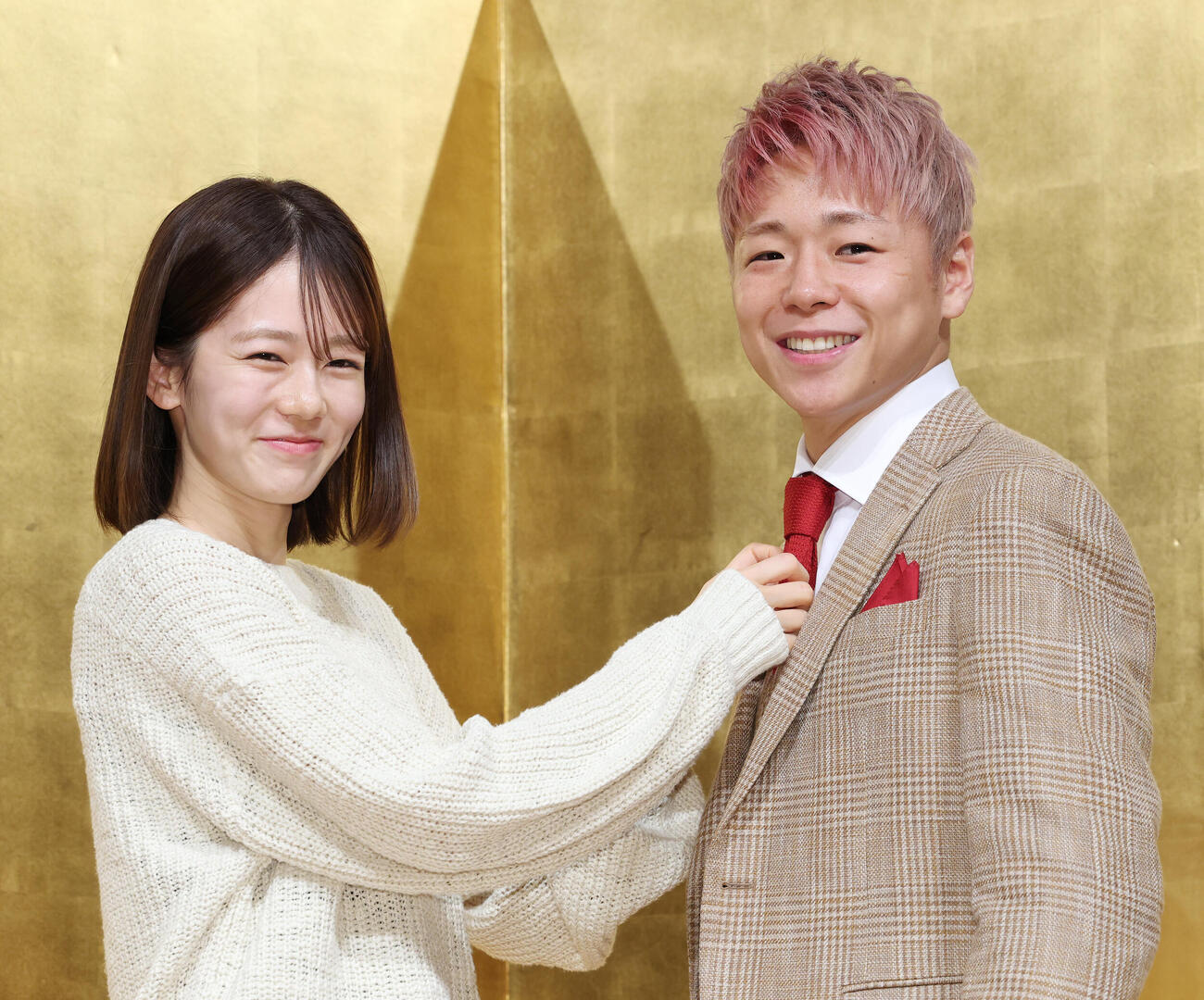 引退記者会見で川口葵夫人（左）にネクタイを直してもらう武尊（撮影・宮地輝）