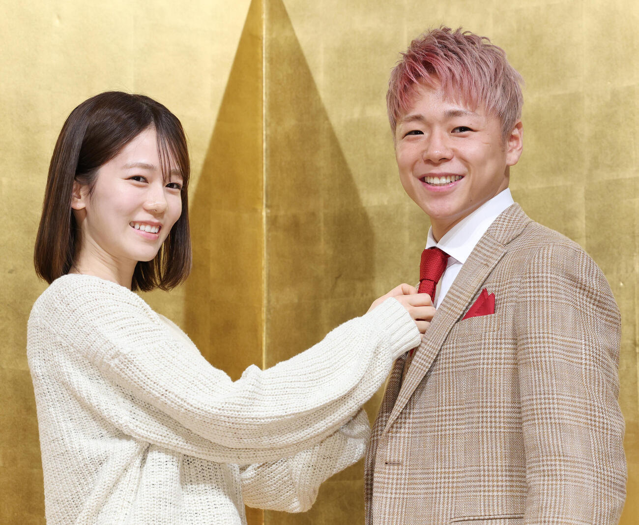 引退記者会見で川口葵夫人（左）にネクタイを直してもらう武尊（撮影・宮地輝）