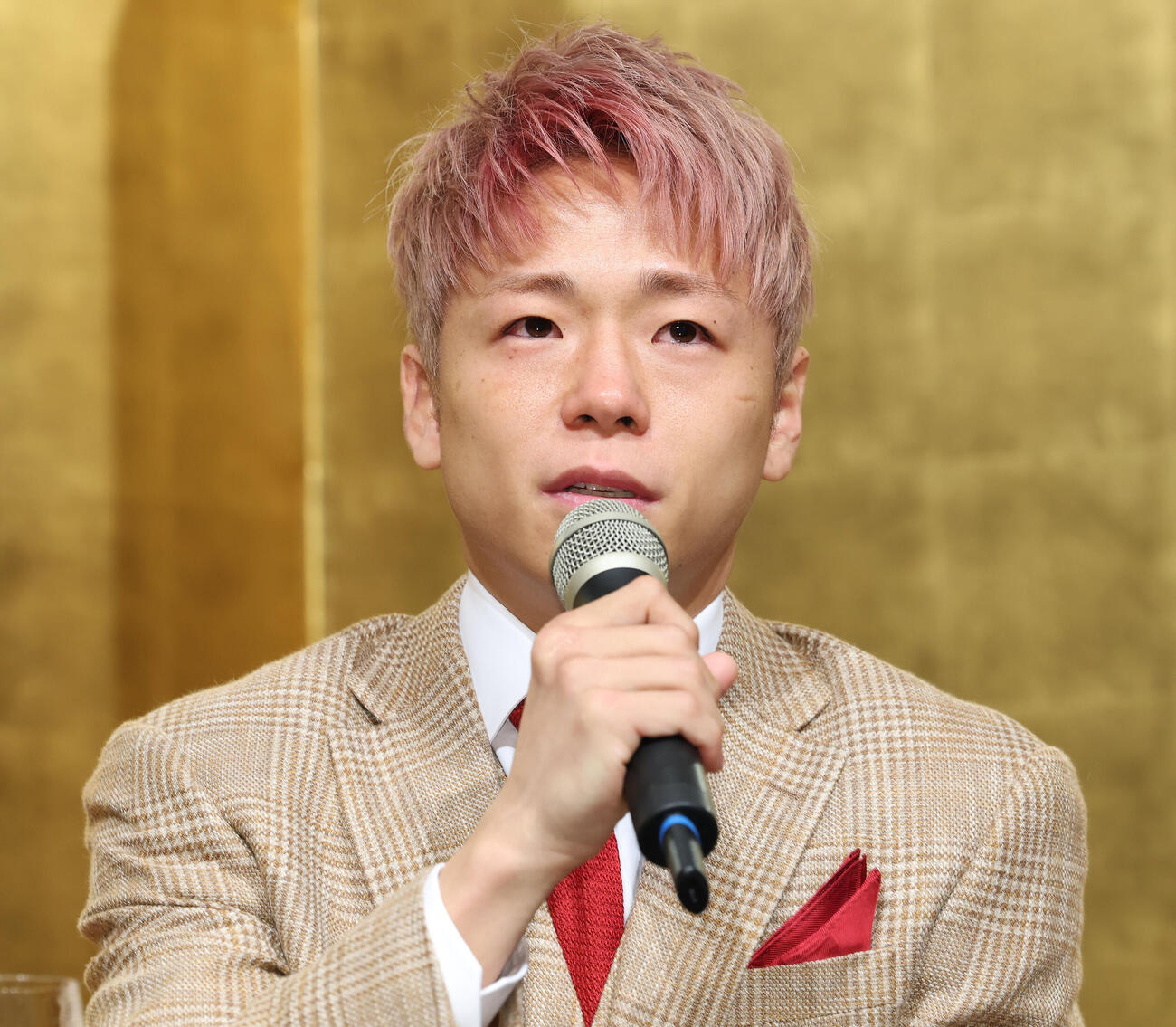 引退記者会見で涙を浮かべる武尊（撮影・宮地輝）