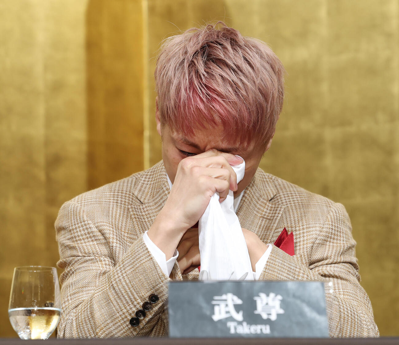 引退記者会見で妻への感謝を伝え涙を拭う武尊（撮影・宮地輝）